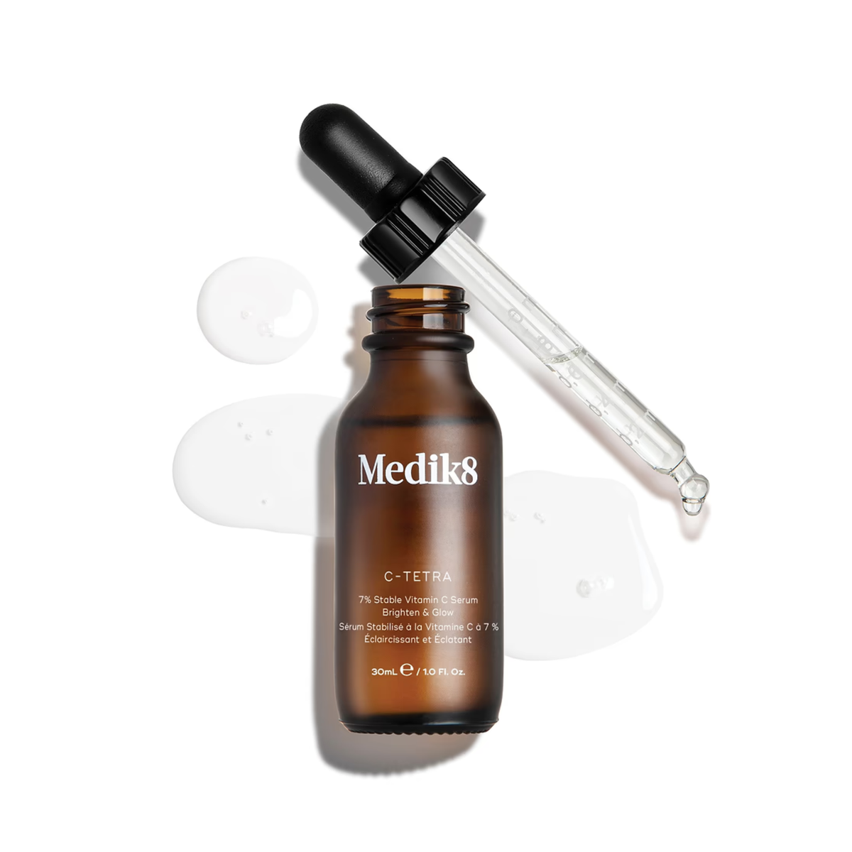 Flacon de sérum Medik8 C-Tetra® avec compte-gouttes, montrant la formule claire dorée sur fond blanc.